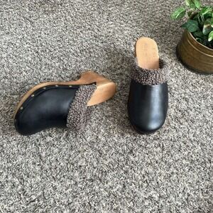 FIVE WORLDS Anthropologie Black Leather Studded Clogs Faux Fur Lined Size 7